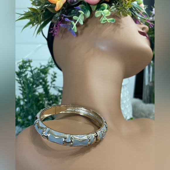 Embellish Enamel Hinged Bracelet - Picture 4 of 8